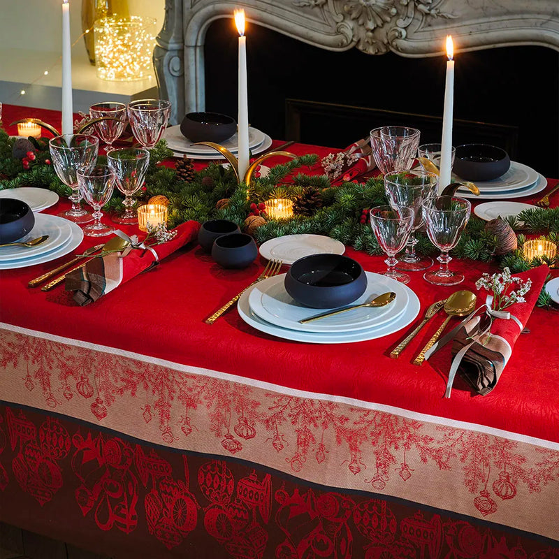 Garnier Thiebaut Couronne De Noel Rouge Jacquard Table Runner